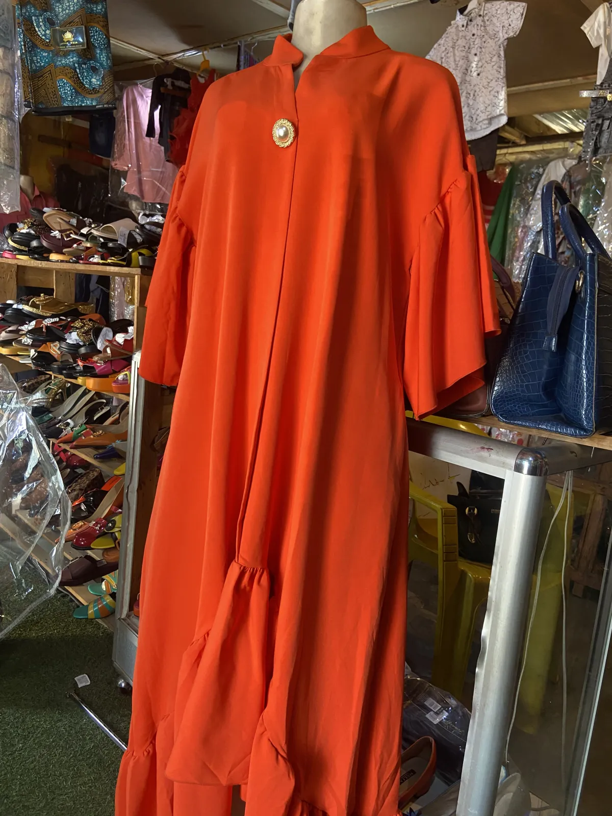 Robe enveloppe et col mao