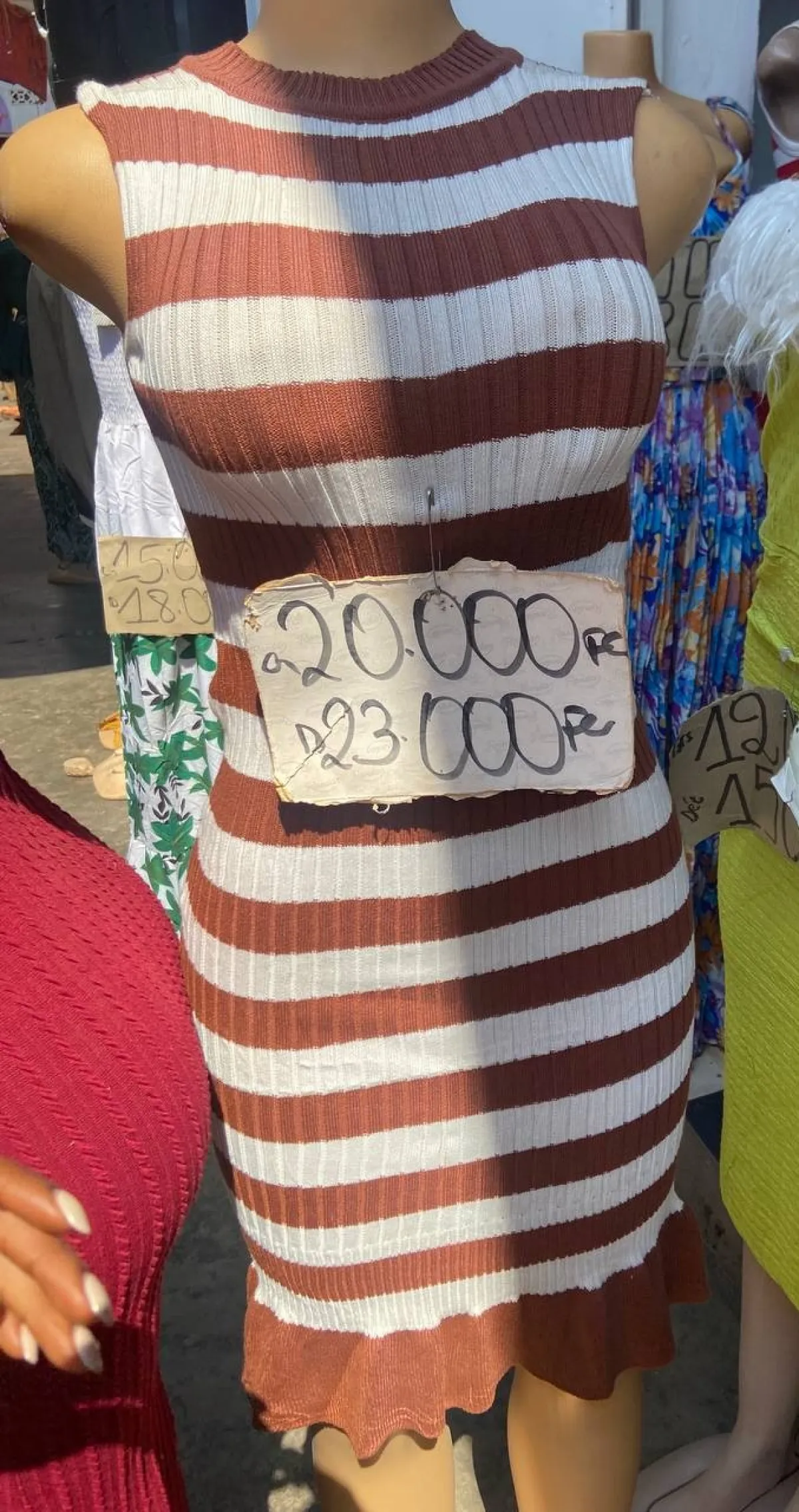 Robe courte droite moulante bras casé