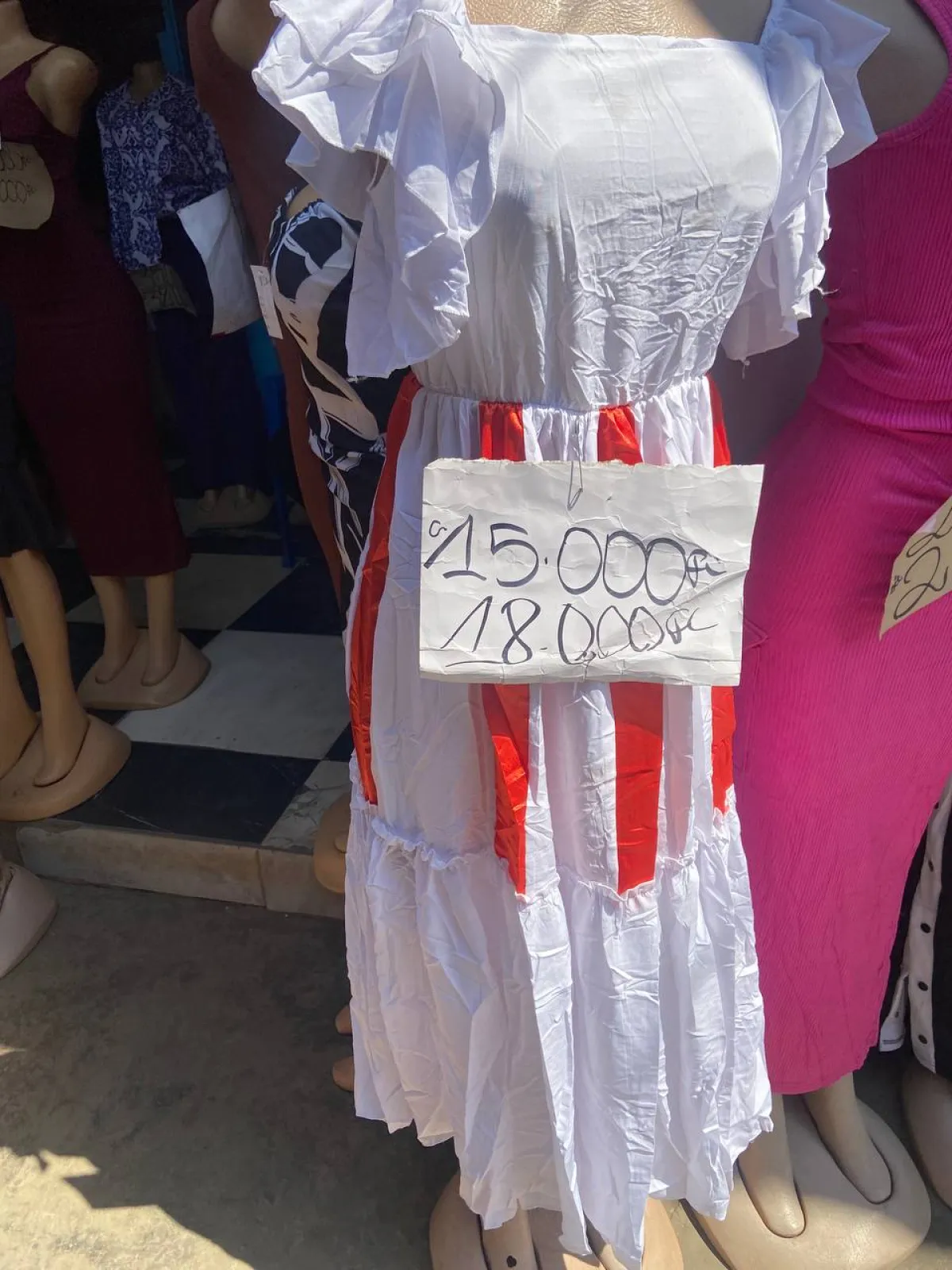 Robe évasée aux manches bouffantes
