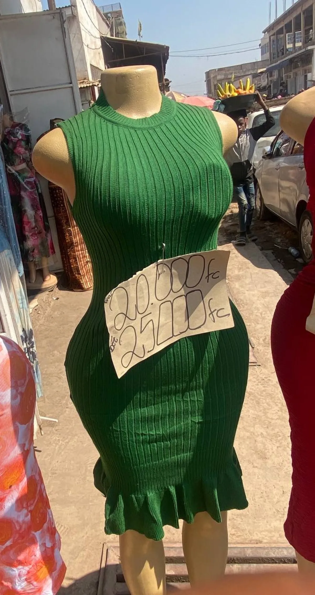 Robe courte droite moulante bras casé