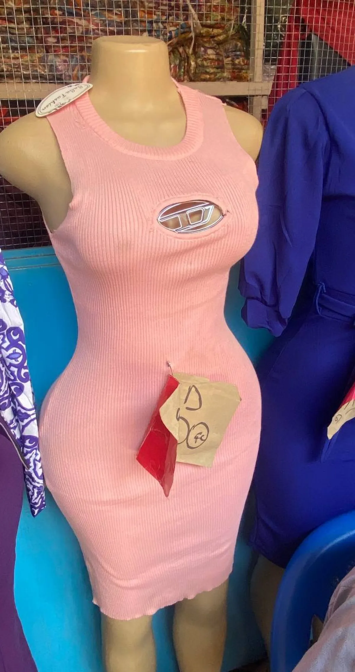 Robe moulante droite bras cassé