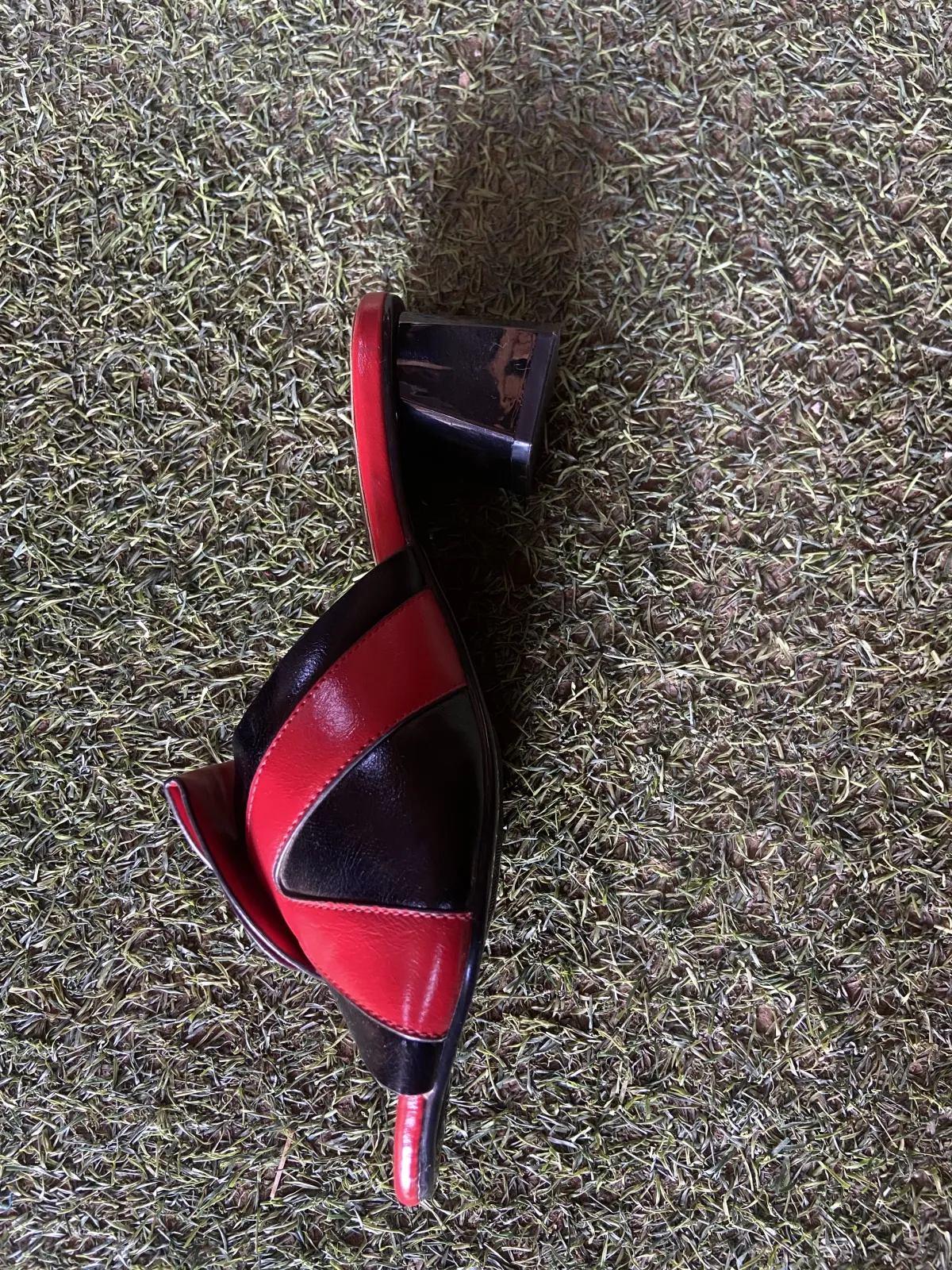 Miniature Babouche dame rouge noire